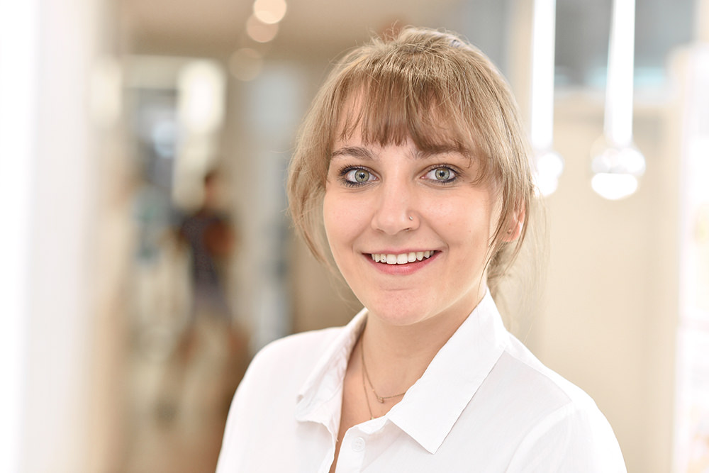 Zahnarzt Reutlingen - Gössel - Team - Portrait von Mitarbeiterin Lena Walter